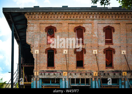 Un parzialmente demolito vintage edificio in mattoni, preparando per il rinnovamento urbano in Montgomery, AL, STATI UNITI D'AMERICA, Foto Stock