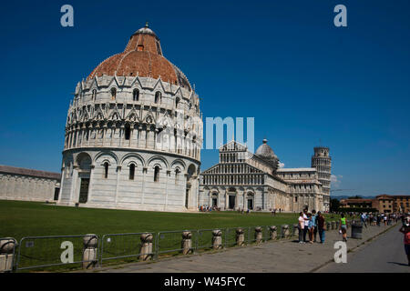 PISA, Italia, Luglio 2018, turistico a Pisa la Cattedrale di Piazza conosciuta come Piazza dei Miracoli oltre la torre pendente. Foto Stock