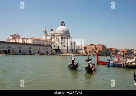 Venezia, Italia, Luglio 2018, turistico in barche tradizionali con vista del Palazzo di Barberino e Collezione Peggy Guggenheim museum in background. Foto Stock