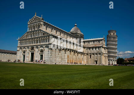 PISA, Italia, Luglio 2018, turistico a Pisa la Cattedrale di Piazza conosciuta come Piazza dei Miracoli oltre la torre pendente. Foto Stock