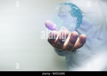 Proteggere il nostro mondo in mani umane e polvere nebulosa. I supporti misti. Foto Stock