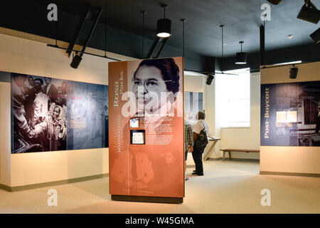 I diritti civili Icona Rosa Parks' immagine in bianco e nero può essere visto in tutto il mostre al Rosa Parks Biblioteca e Museo in Montgomery, AL, STATI UNITI D'AMERICA Foto Stock