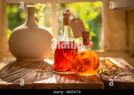 Tintura di fatti in casa fatta di alcol, miele e linden Foto Stock