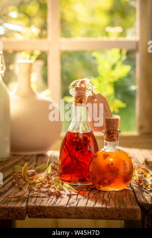 Tintura di forte fatta di alcol, miele e linden Foto Stock