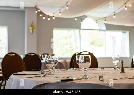 Sala conferenze set di tabelle per una riunione completare con acqua,  bicchieri pastiglie e notepaper Foto stock - Alamy