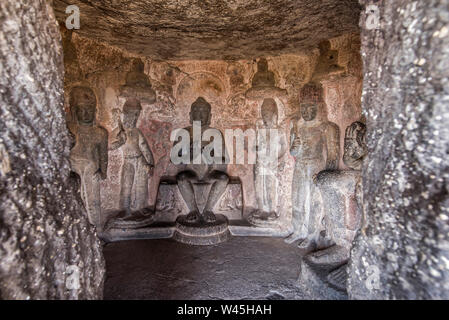 Cave 16, Buddha seduto in Pralabapadasana, Nasik, Maharashtra. Foto Stock