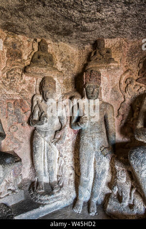 Cave 16, Dettaglio di Chouri, flywhisk portatori sulla destra del Buddha seduto in Padmasana, Nasik, Maharashtra. Foto Stock