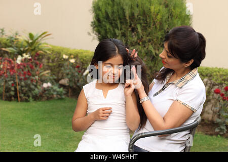 Donna che combatte i capelli di figlia Foto Stock