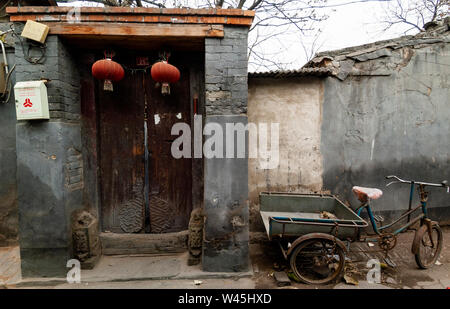 Tradizionale porta ad una vecchia casa cortile in un hutong nella città vecchia di Pechino, Cina Foto Stock