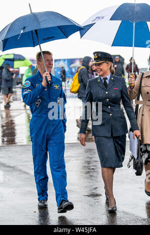 Astronauta Tim Peake e Carol Vorderman brave la pioggia in uniforme al Royal International Air Tattoo a RAF Fairford nel Gloucestershire. Foto Stock
