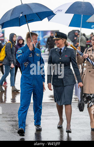 Astronauta Tim Peake e Carol Vorderman brave la pioggia in uniforme al Royal International Air Tattoo a RAF Fairford nel Gloucestershire. Foto Stock