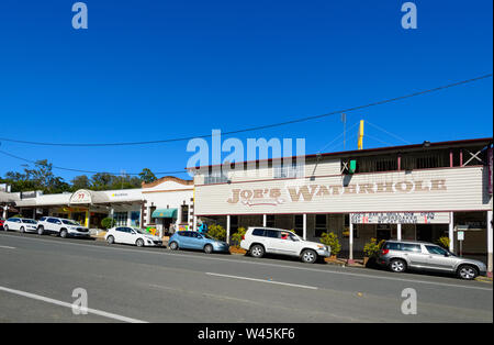 Joe's Waterhole storico pub nella strada principale della famosa cittadina rurale di Eumundi, Sunshine Coast, Queensland, QLD, Australia Foto Stock