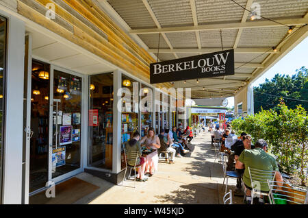 Terrazza del café presso il famoso Berkelouw Prenota Barn bookshop nella famosa cittadina rurale di Eumundi, Sunshine Coast, Queensland, QLD, Australia Foto Stock