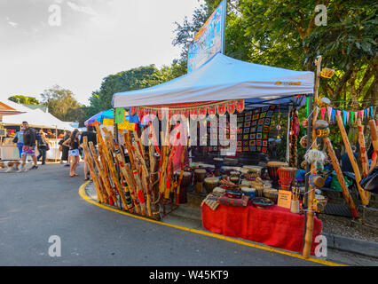 Mercato di vendita di stallo didgeridoos aborigena nel popolare piccolo comune rurale di Eumundi, Queensland, QLD, Australia Foto Stock