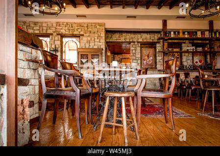 Interno con tavoli e sedie di legno Foto Stock