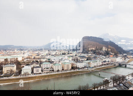 Un inverno vista attraverso il Fiume Salzach, Salisburgo. Sullo sfondo si vede Kapuzinerberg, una collina sulla riva est del fiume Salzach. Foto Stock