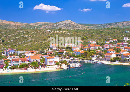 Rogoznica arcipelago e spiaggia di costa vista in Podglavica, Centrale Dalmazia, Croazia Foto Stock