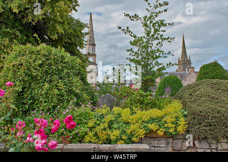 FORRES MORAY Scozia giardini di fiori nella parte anteriore del campanile di ANDERSONS SCUOLA PRIMARIA E DI ST LEONARDS CHIESA IN ESTATE Foto Stock