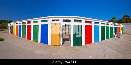 Jadrija spiaggia cabine colorate vista panoramica, destinazione turistica dell'arcipelago di Sibenik di Croazia Foto Stock