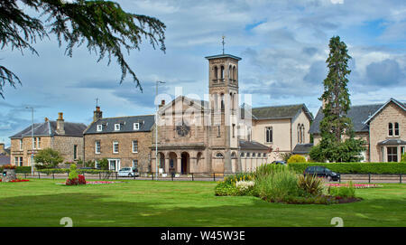 FORRES MORAY SCOZIA ST JOHNS CHIESA VICTORIA ROAD IN ESTATE Foto Stock