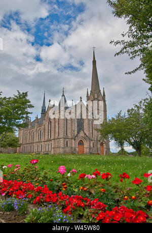 FORRES MORAY Scozia la chiesa di st Laurence HIGH STREET in estate con fiori Foto Stock