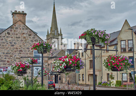 FORRES MORAY Scozia il campanile della chiesa LEONARDS E FIORI IN cestelli appesi in estate Foto Stock