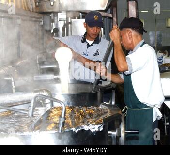 Contratti di servizio alimentare lavoratori preparare il riso che sarà alimentato a detenuti presso gli Stati Uniti struttura di detenzione nella base di Guantanamo Bay a Cuba. Foto Stock