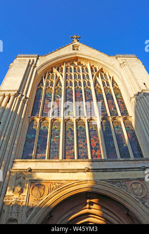 Una vista della finestra Occidentale della Cattedrale Anglicana a Norwich, Norfolk, Inghilterra, Regno Unito, Europa. Foto Stock