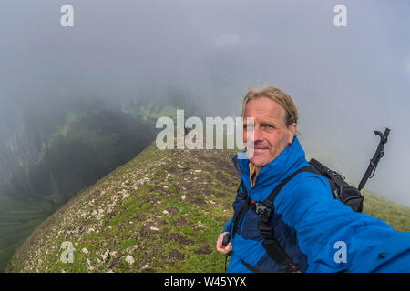 Selfie su una cresta di montagna con la nebbia Foto Stock