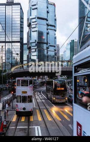 Hong Kong, Cina - 4 Luglio 2019: tram storico nell'isola di Hong Kong Central Business District in contrasto con i moderni grattacieli. Foto Stock