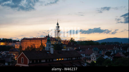 Vista panoramica Old Town Cesky Krumlov città con vista del castello in Repubblica Ceca Foto Stock