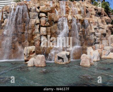 Di medie ampio riprese di acqua a cascata verso il basso un uomo fatto cascate in un giardino paesaggistico Foto Stock