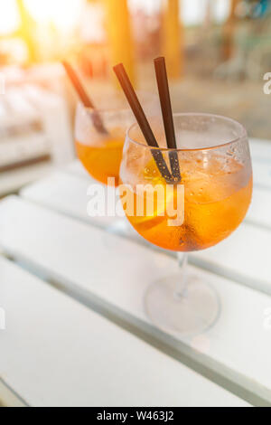 Deliziosa classic iced aperol spritz cocktail con cubetti di ghiaccio su una calda spiaggia tropicale in estate sole Foto Stock