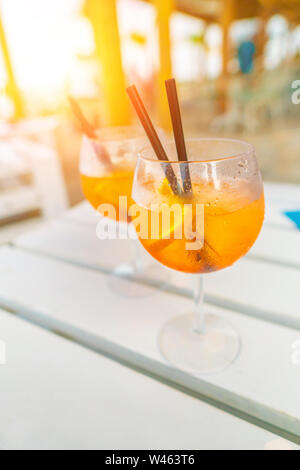 Deliziosa classic iced aperol spritz cocktail con cubetti di ghiaccio su una calda spiaggia tropicale in estate sole Foto Stock