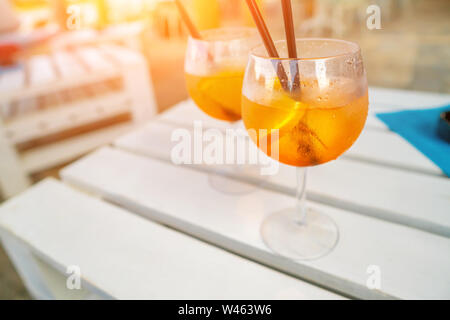 Deliziosa classic iced aperol spritz cocktail con cubetti di ghiaccio su una calda spiaggia tropicale in estate sole Foto Stock