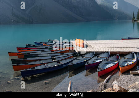 Close up di canoe sul Lago Moraine Banff Alberta con prominenti orange canoa sul dock Foto Stock