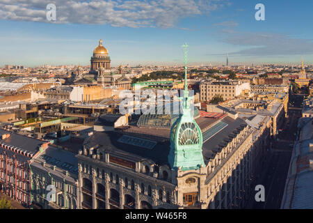 San Pietroburgo, Russia vista da fuco sulle strade, la guglia della Au Pont Rouge. Il centro storico della città in un panorama. Foto Stock