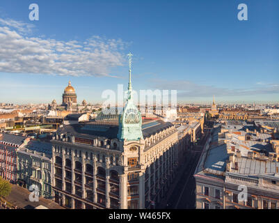 San Pietroburgo, Russia vista da fuco sulle strade, la guglia della Au Pont Rouge. Il centro storico della città in un panorama. Foto Stock