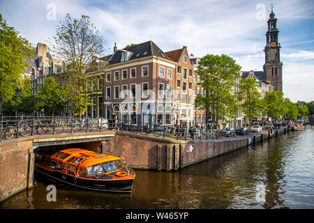 Amsterdam, Paesi Bassi, città vecchia, canal, Prinsengracht, il campanile della chiesa di Westerkerk, canal boat, Foto Stock