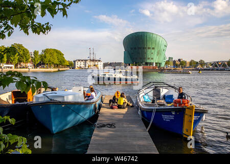 Amsterdam, Paesi Bassi, Boom Hannekes beer garden sul lungomare con una vista del Museo di Nemo, Foto Stock