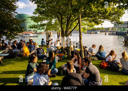 Amsterdam, Paesi Bassi, Boom Hannekes beer garden sul lungomare con una vista del Museo di Nemo, Foto Stock