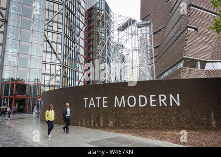 Olafur Eliasson 36ft-alta cascata al di fuori della Tate Modern e adiacente al Neo Bankside appartamenti di lusso, Bankside, London, Regno Unito Foto Stock