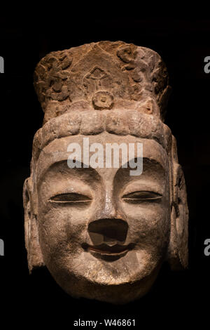 Vi secolo antica testa del Bodhisattva calcare a Binyang dong grotte nel nord della dinastia Wei, le Grotte di Longmen o le Grotte di Longmen, Luoyang, Henan, Ch Foto Stock