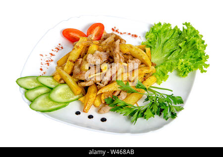 Stufato di manzo con patate, cetrioli, pomodori e erbe isolate su bianco Foto Stock