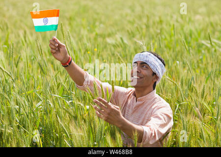 L'agricoltore che detiene una bandiera indiana Foto Stock