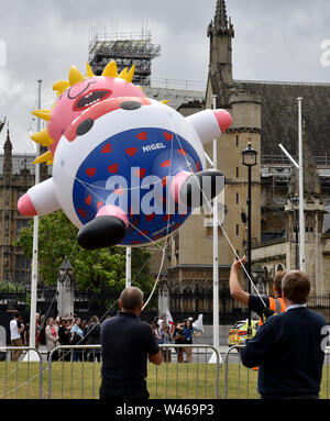La piazza del Parlamento, Londra, Regno Unito. Il 20 luglio 2019. Il Boris Blimp vola sopra la piazza del Parlamento per il mese di marzo per il cambiamento. Credito: Matteo Chattle/Alamy Live News Foto Stock