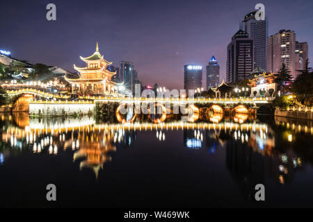 Guiyang, Cina - 9 Febbraio 2019: Twilight oltre la famosa torre Jiaxu nel cuore del centro cittadino di Guiyang del distretto di Guizhou in Cina. Foto Stock