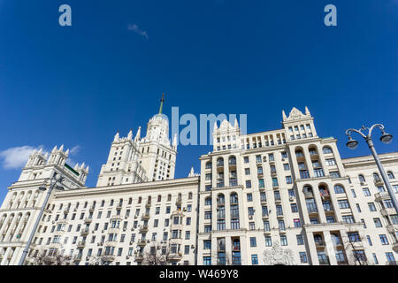 Edificio alto su Kotelnicheskaya embankment, uno dei pochi famosi highrise edifici del tempo di Stalin, simboli di tempo Foto Stock