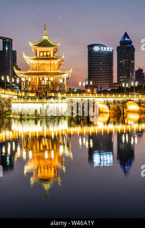 Guiyang, Cina - 9 Febbraio 2019: Twilight oltre la famosa torre Jiaxu nel cuore del centro cittadino di Guiyang del distretto di Guizhou in Cina. Foto Stock