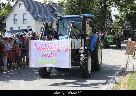 Il 20 luglio 2019, Turingia, Wurzbach-Rodacherbrunn: Un partecipante di una azione di protesta contro lo smantellamento della foresta nella zona Wurzbach rigidi con il suo trattore durante una dimostrazione di unità. Nelle aree forestali intorno Rodacherbrunn, 1400 ettari di bosco di abete rosso è quello di essere abbandonate a fini forestali. Gli organizzatori dell'azione il timore che questo avrebbe sacrificato la foresta per il bostrico. Foto: Bodo Schackow/dpa-Zentralbild/dpa Foto Stock